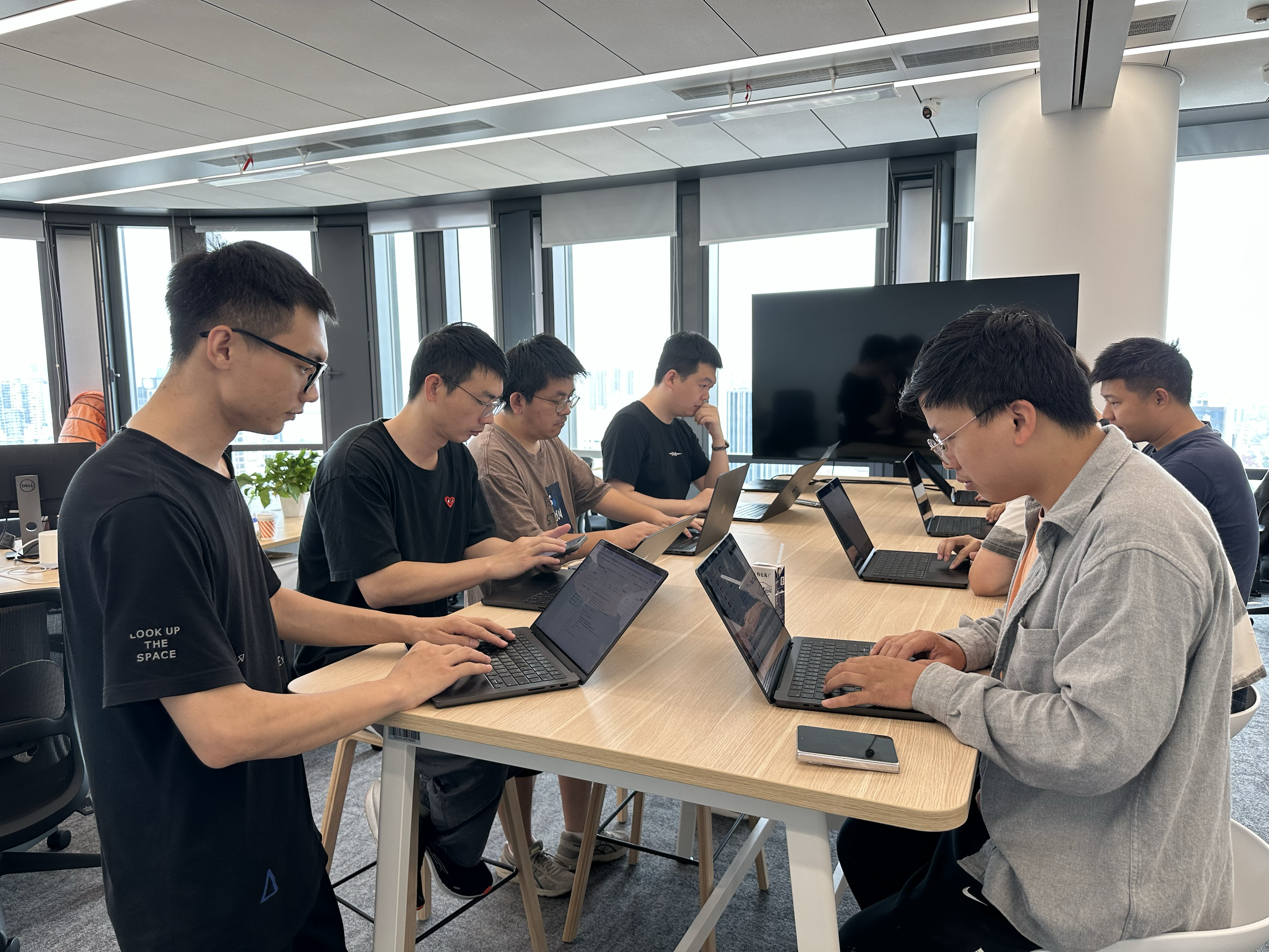 PING（左一）在参加会议
