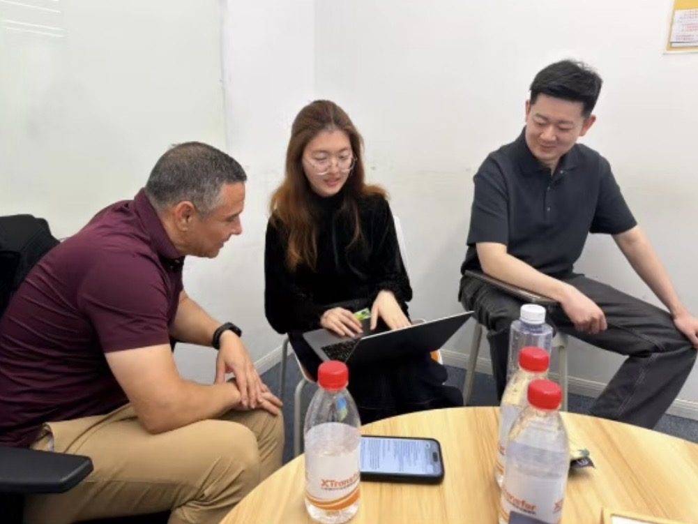 Alvin（右一）为墨西哥客户讲解业务
