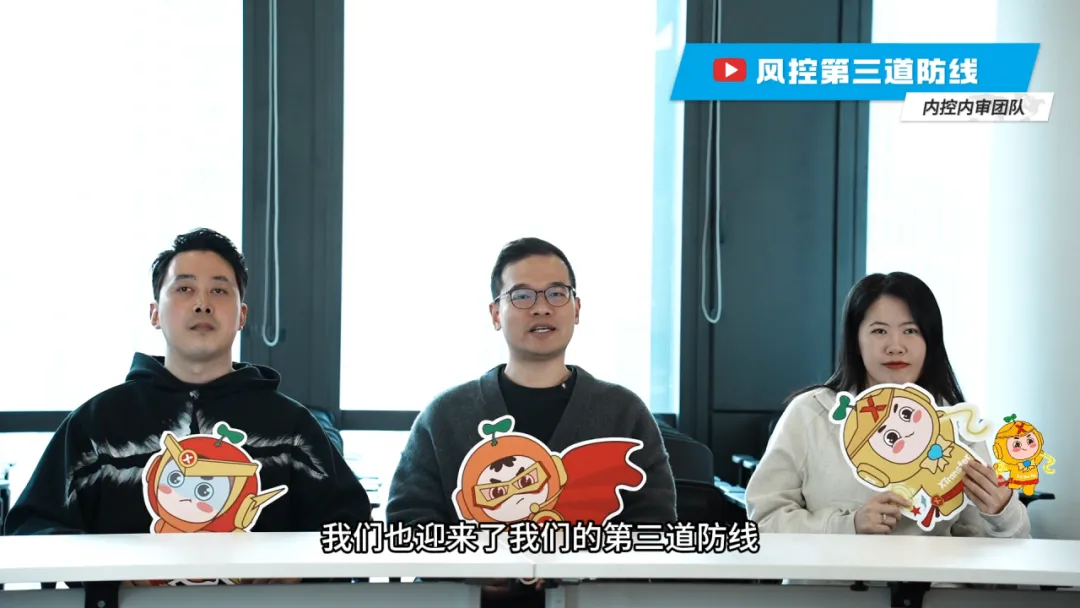 在厕所听到自己部门的八卦后,她决定出来说两句配图