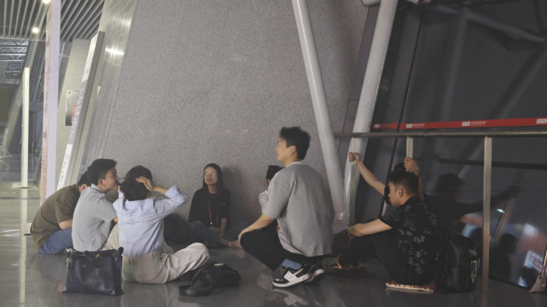 席地而坐复盘工作的XTransfer领跑同学